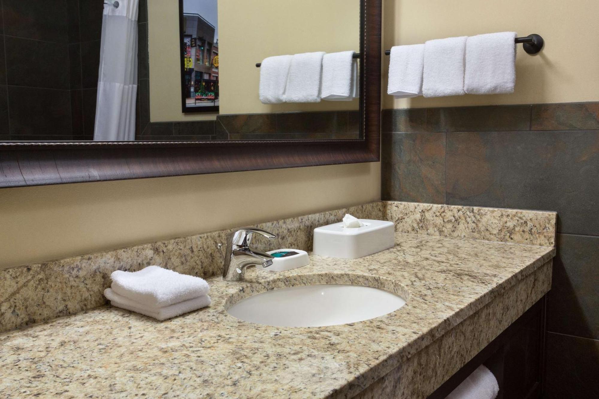 Hotel Drury & North Louisville